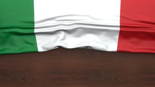 イタリア国旗, 半分が折られたまま木製の机の上に置かれた旗