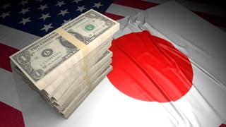 日本国旗, アメリカの国旗の上に置かれたアメリカのドルと国旗