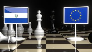 エルサルバドル国旗, EU旗を背景としてチェス盤に置かれた旗