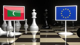 モルディブ国旗, EU旗を背景としてチェス盤に置かれた旗