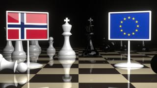 ノルウェー国旗, EU旗を背景としてチェス盤に置かれた旗